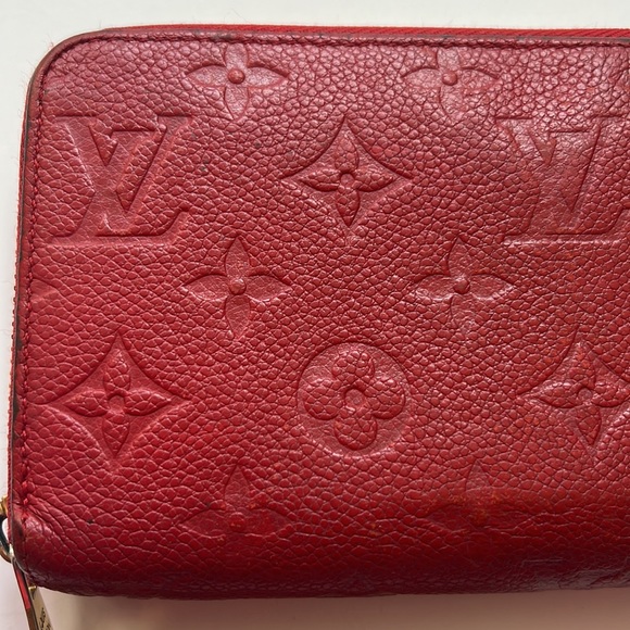 Louis Vuitton Red embossed monogram - Picture 3 of 17